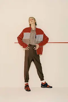 Christopher Kane SS 2017 | Kane这一次回溯了90年代他在苏格兰的记忆。那时宗教派系的冲突，街头时刻巡逻着的警察，这些记忆景象都与当下动荡的世界极为相似，特别是几天前发生的奥兰多枪击案。衣服包袋上的文字Slogan“Law and Orders”便是最好的注解。经典的格纹，旧海报式的枪手印花则复古气十足