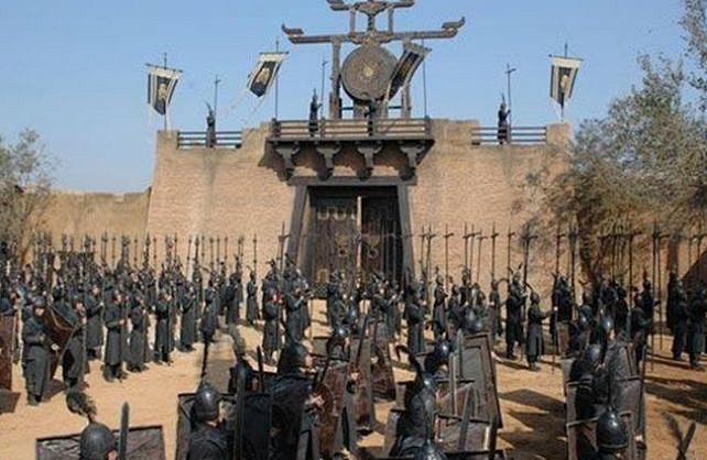 古代军营怎么扎？别被《三国无双》误导，那种“砦”只能挡住NPC_木栅 : 如掘壕营法、筑城营法之中都有挖掘壕沟的要求，但掘壕营法还要求挖掘出 ...