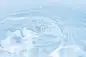 现实透明的蓝色下降和圆涟漪背景。