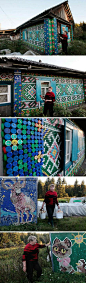 在俄罗斯西伯利亚的乡村，一位退休老人用30,000个塑料瓶盖装饰的房子。真强悍！高手在民间