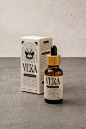 其中可能包括：a bottle of vera sitting on top of a table next to a carton of vitamins
