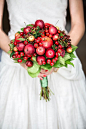 大红当道！30束喜气洋洋的红色手捧花！+来自：婚礼时光——关注婚礼的一切，分享最美好的时光。#水果手捧花#
