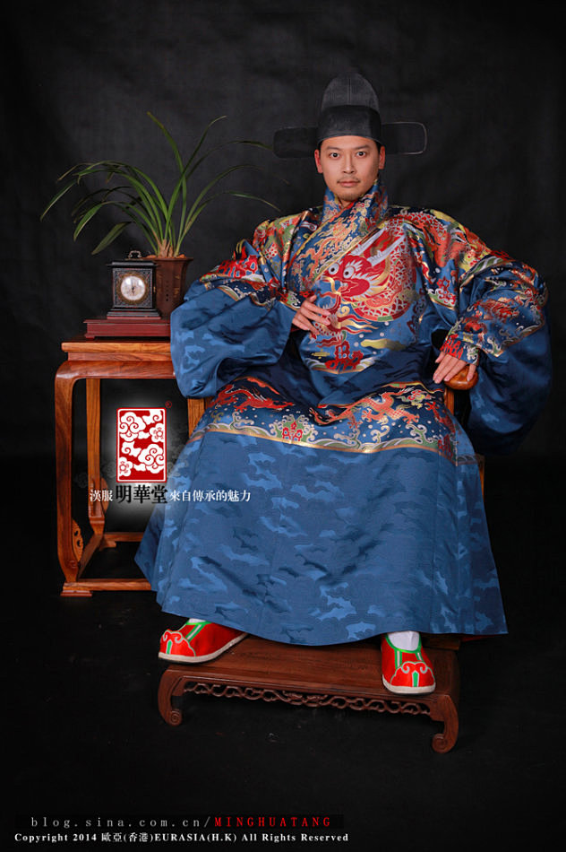 大红子孙蟒云肩通袖四合如意团云暗地妆花圆领袍明华堂新浪博客