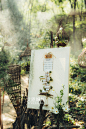 破 晓 : 
循着迷迭香 
林间深处望

树是长者的慈祥
花像使者一样

凯尔特人的歌
借风的口吟唱

不远处的山坡
精灵沐浴破晓

随我挚爱往 
采下百里香

要走进这场史无前例的原生态长城婚礼，首先要打开播放器放上一首《斯卡布罗集市》，当你感觉属于城市的躯体逐渐被抽离，轻飘飘地走进了一片森林，凯尔特人的歌谣传到耳朵里，说要把你介绍给山川河流，介绍给这里的每一位朋友，介绍给生命。而后，你看见破晓的光洒在不远处，你看见起舞的精灵，看见迷幻的云雾，看见你的爱人。

是你一定没见过的，原生态史上最特别的婚礼之