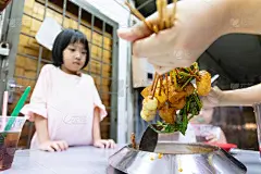 亚洲小中国女孩在一家餐馆吃火锅