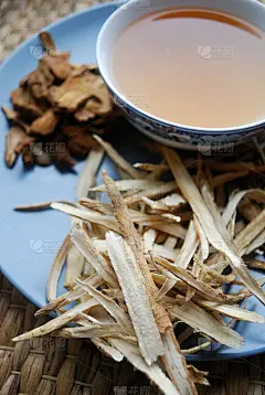 一碗中草药茶，把各种干根放在一边。
