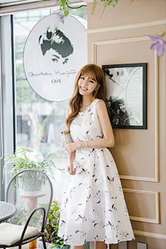 一件代发实拍2018夏季新款女装 韩版潮流收腰印花无袖连衣裙F6702 : 阿里巴巴一件代发实拍2018夏季新款女装 韩版潮流收腰印花无袖连衣裙F6702，连衣裙，这里云集了众多的供应商，采购商，制造商。这是一件代发实拍2018夏季新款女装 韩版潮流收腰印花无袖连衣裙F6702的详细页面。货源类别:现货，主图来源:实拍有模特，风格:韩版，图案:印花，工艺:印花/印染，产地:广州，库存类型:整单，款式:基本款，组合形式:单件，裙长:中长裙，裙型:A字裙，领型:圆领，袖型:常规袖，袖长:无袖，腰型:高腰，衣门