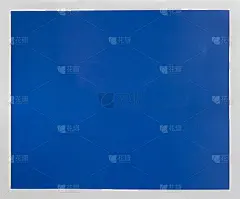 一块干净的带白色木框的蓝色黑板。概念海报为学校或大学。