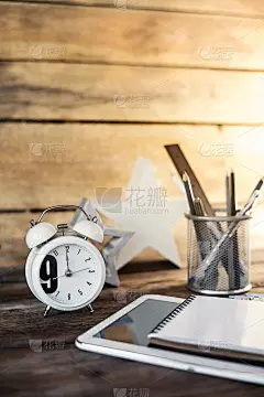 现代概念木质办公室或家庭书桌桌子与平板电脑，笔记本，杯笔和表时钟。排版和标志的位置