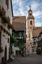 Riquewihr, Alsace,France (by Raphael Hérédia)。酒城利克威尔是法国阿尔萨斯大区（Alsace）的小镇，距北部的科尔玛（Colmar）15公里。座落在酒乡之路旁边的一处山谷中，整个小城寻觅不到一丝现代建筑的痕迹，仿佛历史的演义在这里突然停滞，使之永远定格在古朴纯美的十七世纪。因风景如画的中世纪艺术和建筑闻名于世。