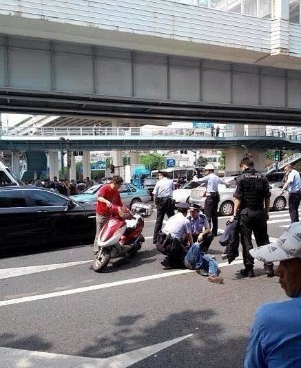上海一男子持刀截车袭击路人 被民警开枪控...