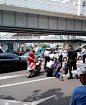 上海一男子持刀截车袭击路人 被民警开枪控制