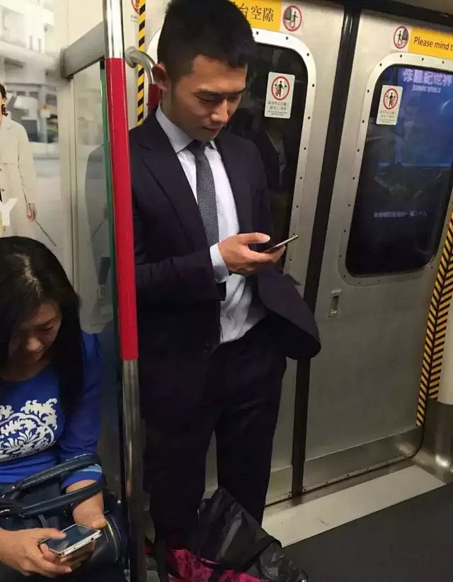 真是勇敢网友抓拍各种正装翘臀型男