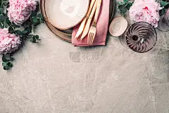 宴席上的餐具、鲜花。石质餐具，金色餐具，桉树枝，牡丹大理石背景。副本的空间。平躺，俯视图。表设置