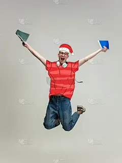 当代艺术拼贴画的快乐年轻学生穿着红色绘制的毛衣和节日帽跳跃孤立的灰色背景。假期