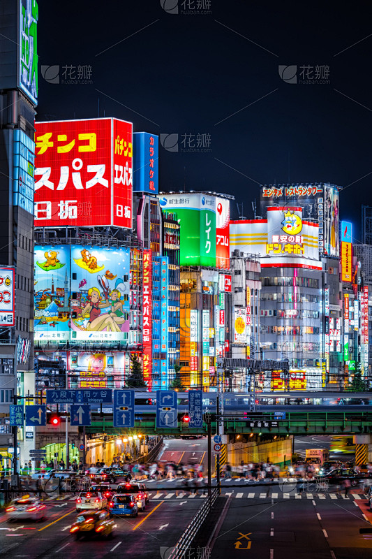 夜生活,东京,新宿区,垂直画幅,夜晚,忙碌,旅行者,商店,现代,城镇