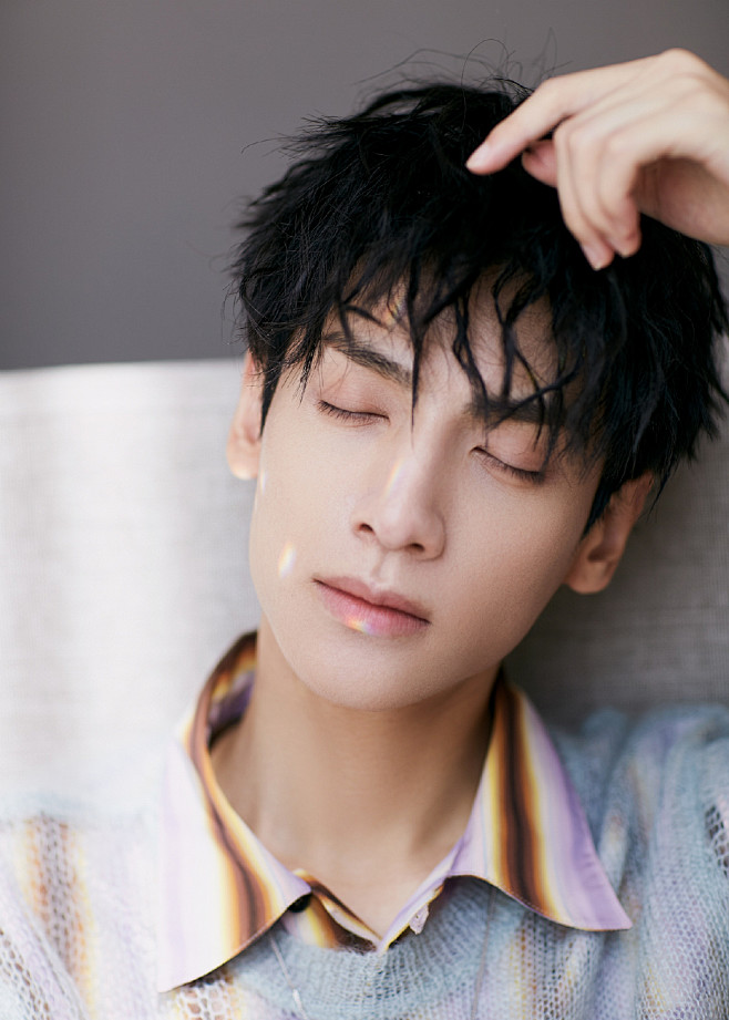 罗云熙精致浪漫写真图片