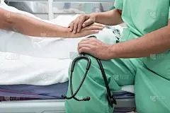 医生扶着老病人的手