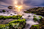 海的光和影 : 一组拍摄于澳大利亚珀斯的海景片。阳光和云层玩起了游戏，光影在不停的变化，这张照片就是我抓住时机拍摄到的阳光为海藻染色，云不断变换着身影，浪花和岩石的交融。