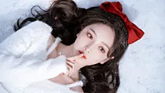 躺在雪地的美女 长发 红色蝴蝶结 好看白色毛衣美女壁纸