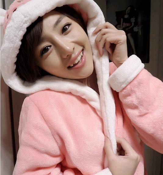 个人特点:浓眉,拥有标准的杏仁眼,黑宝