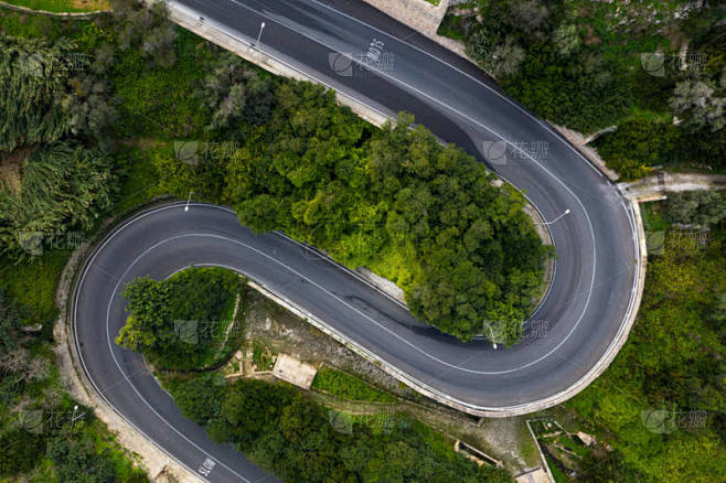 S弯道公路。空中风景。马耳他