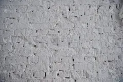 摘要风化纹理染色的旧灰泥浅灰色和油漆白色的乡村房间墙面背景砖，陈旧锈迹斑斑的砌块石雕工艺色彩水平建筑