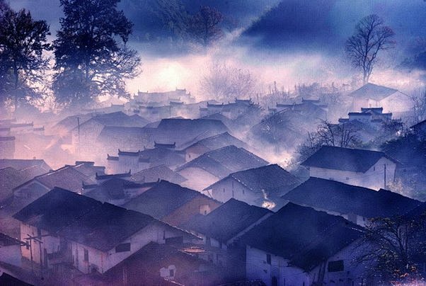 雾色笼罩的宁静的小山村 