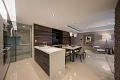 主要材料：天然木皮染色. 人造石材.丝质壁纸.喷漆.文化石.贝壳板.灰玻.茶玻.黑镜.海岛型木地板.抛光石英砖.