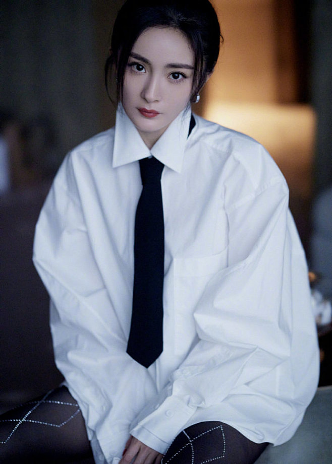 #杨幂白衬衣领带造型# 杨幂 今日活动造...