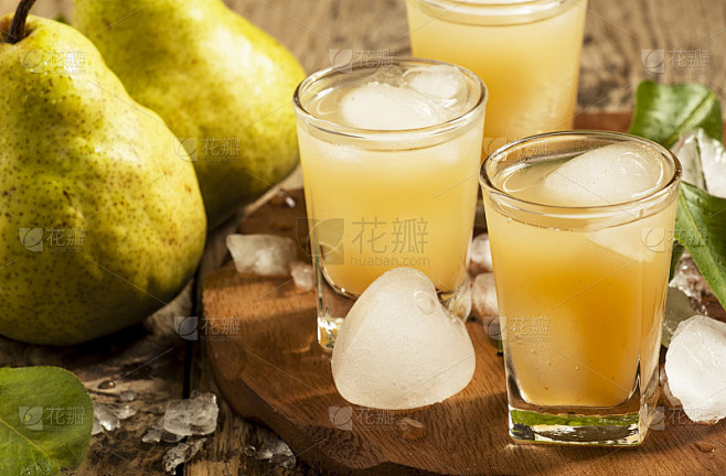 鲜榨梨汁加冰，配心形梨和梨