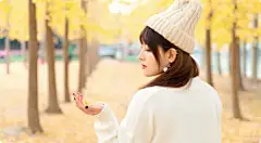 　　一朵一朵，徐徐飘落，在微风中相互簇拥缠绕着轻盈飞舞，宛如飞天仙女的优美舞姿，旖旎蹁跹。看着雪花轻轻依附在窗上，伸手，在窗外小心翼翼地滑过，轻轻拈来朵朵洁白无瑕的柔弱的雪花，慢慢的她在指间化成了滴滴晶莹剔透的冰水，阵阵清凉沁入心扉，刹那间，化作瓣瓣心香沉淀成一份独有的静雅，穿行在时间的缝隙里，氤氲着美丽，彼岸的心的距离不再遥远，无声无息地贴近，恰如开了一树花香靓丽馥郁。

　　一窗雪景一惊鸿，一念邂逅一眷恋，依窗，远眺，那么远，又那么近，飘飘落雪宛如朵朵雪莲花般冰清玉洁。

　　雪，纷纷扬扬，天地间白茫