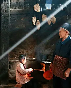 图解：农村孩子的假期 : 　　核心提示：假期里，当城里的孩子奔走于各个辅导班的时候，农村的孩子假期们几乎不用学习，或烧火做饭或拾柴放羊或田间与父母一起劳作，在村子里最多只有一所学校，一个村子甚至几个村子的人都在一起读书，大家都