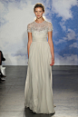 Jenny Packham 2015春夏婚纱<br/>　　凯特王妃最爱的婚纱礼服品牌Jenny Packham还是一贯的复古华丽风：设计师大胆采用了一系列偏香槟色和焦糖色的温暖色调，搭配柔美的雪纺和薄纱材质，营造出新古典主义的美感。此外，精致的法国蕾丝、斗篷设计和Jenny Packham著名的钉珠条纹装饰，也是这个系列的亮点。