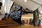 世界上最美丽的20家书店 | 好生活
荷兰，阿姆斯特丹的美国图书中心（The American Book Center）。精美的空间中各种设计风格大胆，常有出人意料的结构形状，比如图片中构巧妙的书籍角落和缝隙阶梯，并将柱子做成逼真的树模样。