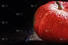 深色木制背景上的一个南瓜