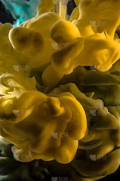 黄色墨水在水里孤立在黑色背景上