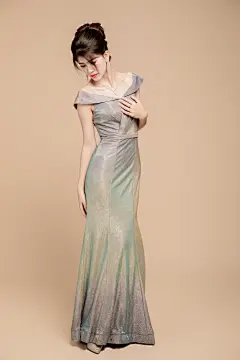 站立全身照银色晚礼服名媛女性人物摄影图