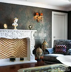 墙体部分统一布置成墨绿金的壁纸，水墨色沙发，海螺装花瓶，各据一角，敞开式的壁炉柜是一个小小的展示区，可放置一些精致艺术品。来源：客厅壁炉打造 装修温暖角落 - 资讯频道 - 红美商城【MMALL】http://zixun.mmall.com/72-2012-07-25-03-02-44/detail/1423-2012-08-13-03-19-27?tagid=87#pic_0