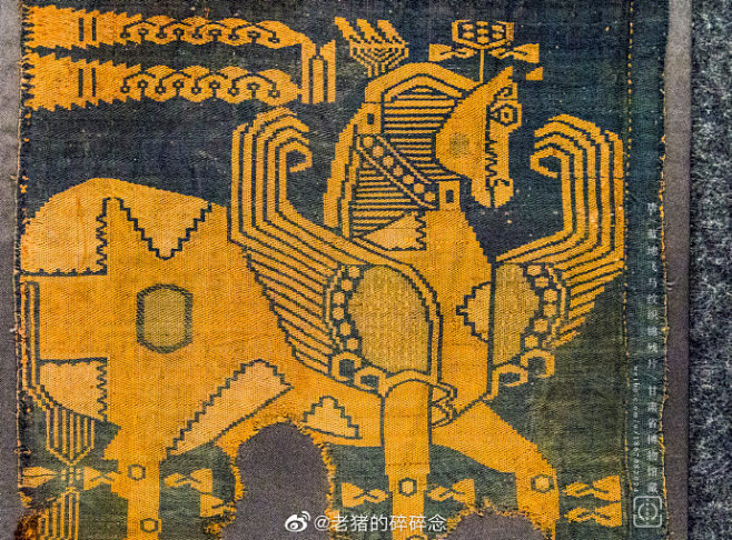 5 首都博物馆 古丝织品文化展 大唐蓝地飞马纹织锦残片 甘肃博物馆藏