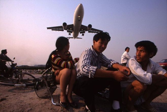 1998年，上海虹桥机场外看飞机起落的人...