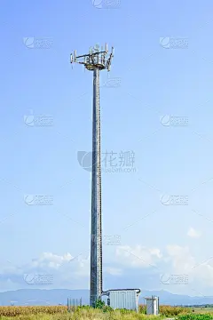 通信塔。手机站在蓝天