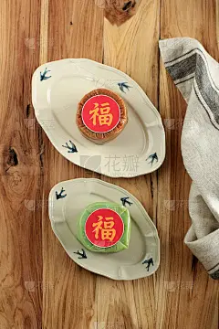 绿色年糕，中国新年的蛋糕。被称为Kue Bakul或Kue Keranjang。“福”字是福的意思