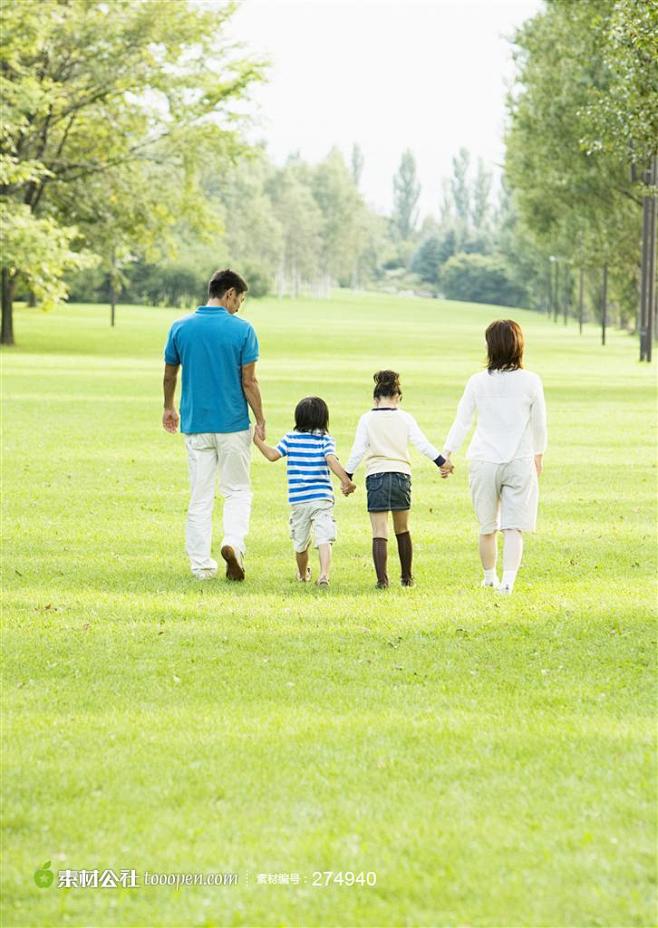 幸福家庭高清摄影图片素材,草坪上的一家人...