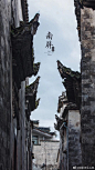 #东方秘境# | 南屏

黛瓦白墙的古民居，高高的马头墙，青石板巷子，门沿花窗精美雕刻，那景那人，南屏依旧藏着一缕乡愁，古韵深厚~

图 | @摄影师么么锐 ​​​​