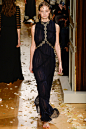 Valentino（华伦天奴）发布2016春夏高级定制系列。本季设计师Maria Grazia Chiuri与Pierpaolo Piccioli从东西方的神话传说获取灵感，将模特们塑造成虔诚圣洁的女祭司，她们身穿雪纺、绸缎式的及地长裙，赤脚走在洒满玫瑰花瓣的地板上，头戴神话中的图腾装饰，在时光中美得静止。