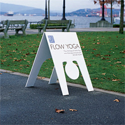 Yoga 可折叠的人行道上的标志 设计圈...