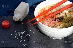 汤碗素菜准备快餐拉面与蔬菜avev胡萝卜，海藻，洋葱和芝麻煮容易