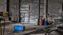 阴森废弃的建筑房子图片-建筑壁纸-高清建筑图片-娟娟壁纸