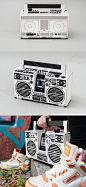 来自德国柏林的Studio Axel 这样一个手工版的iPhone音响座，Boombox Berlin Boombox由一堆瓦楞纸所制作而成，造型上非常像老式的录音机，Berlin Boombox内部也非常简单，由电池组与扩音器组成，只需要将它的接头插进iPhone的耳机插孔，就能成为一个即拉风又实用的音响座了！